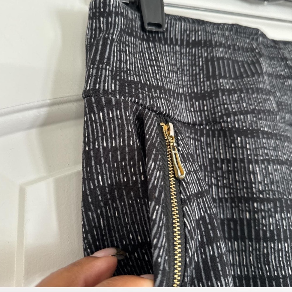 Yado Black and Gray Patterned Pull-on cropped leggings size Large - Picture 3 of 5